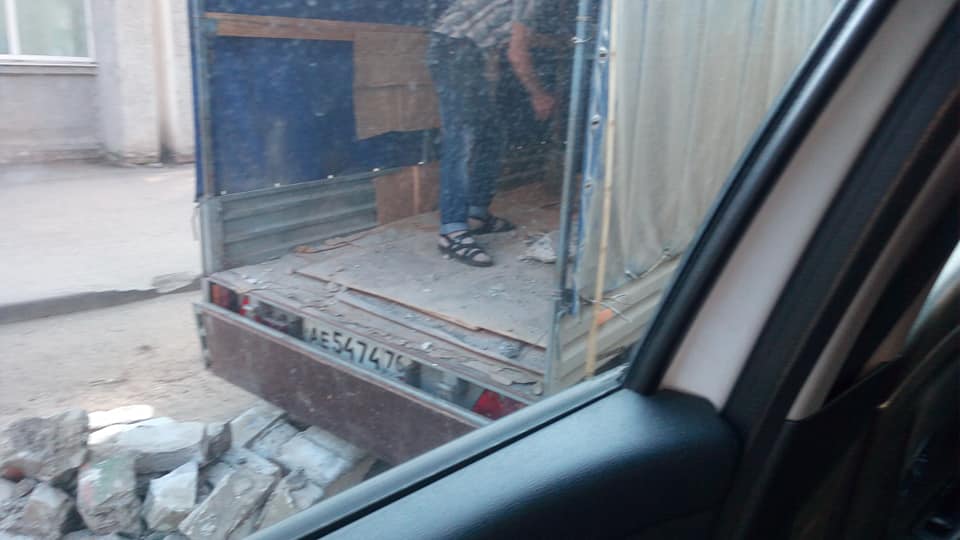 Житель Ярославля решил сам отремонтировать дорогу в Брагине