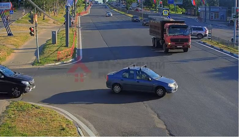 Появилось видео крупного ДТП с участием самосвала на Московском проспекте в Ярославле