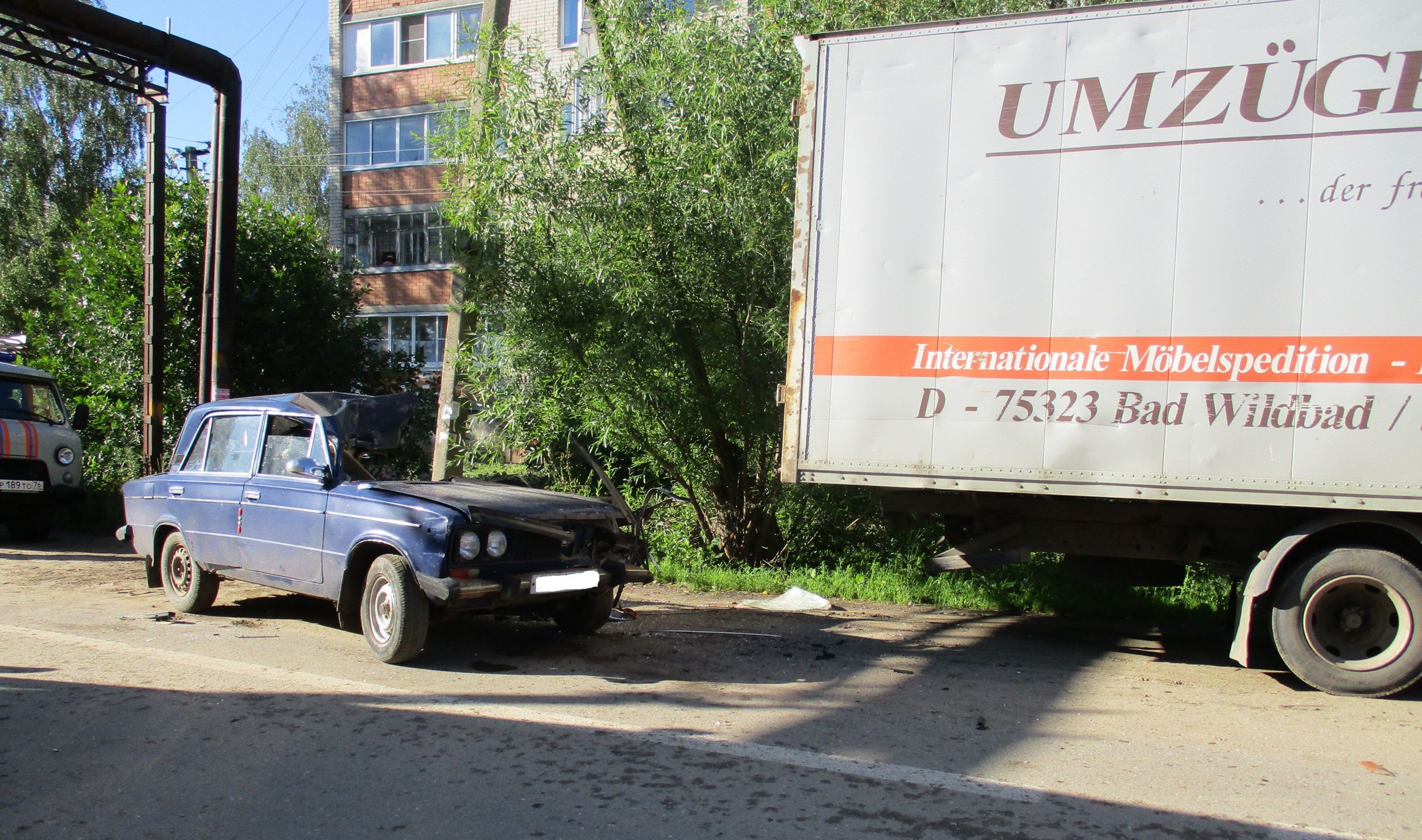 Под Ярославлем легковушку разворотило после столкновения с грузовиком