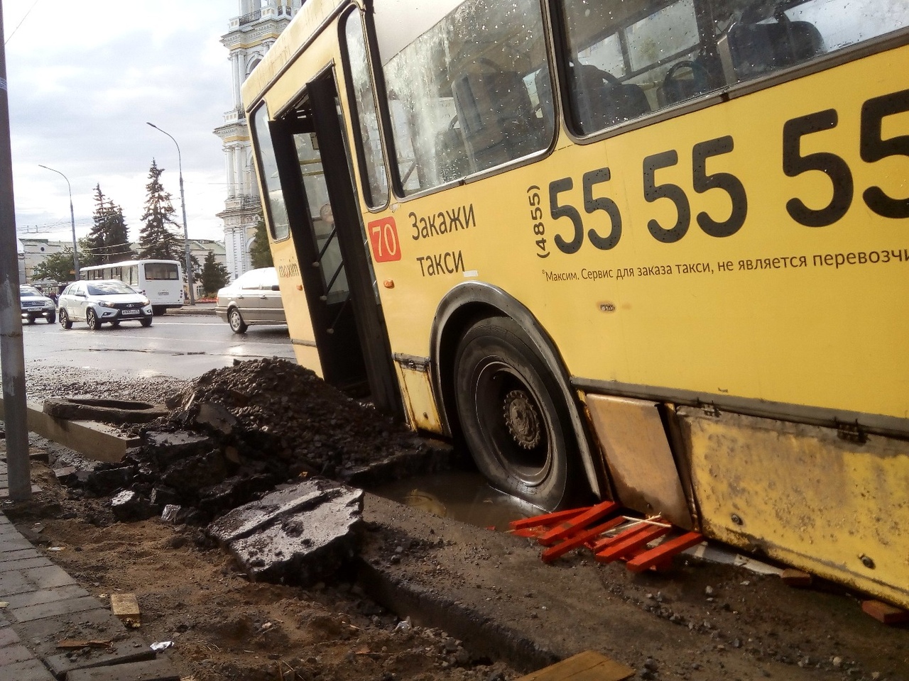 В центре Рыбинска троллейбус провалился в яму: кадры
