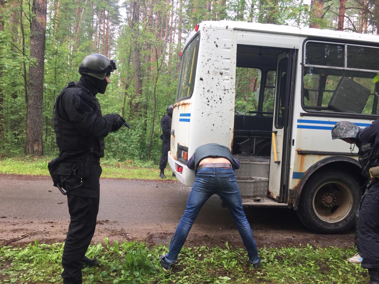 На переправе в Ярославской области захватили автобус с туристами: в регионе прошли учения