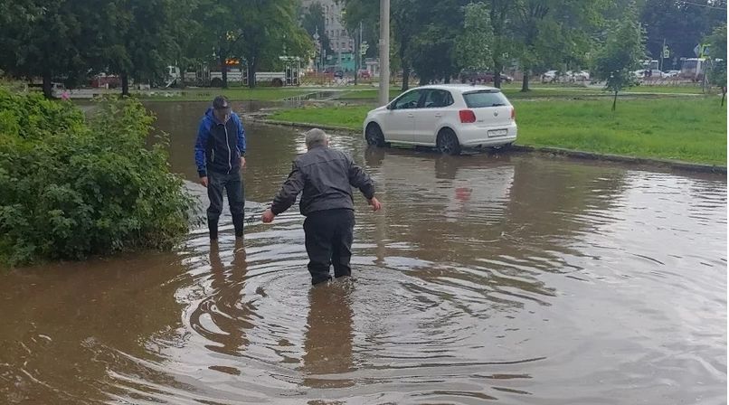 По щиколотку в воде: Ярославль снова затопило