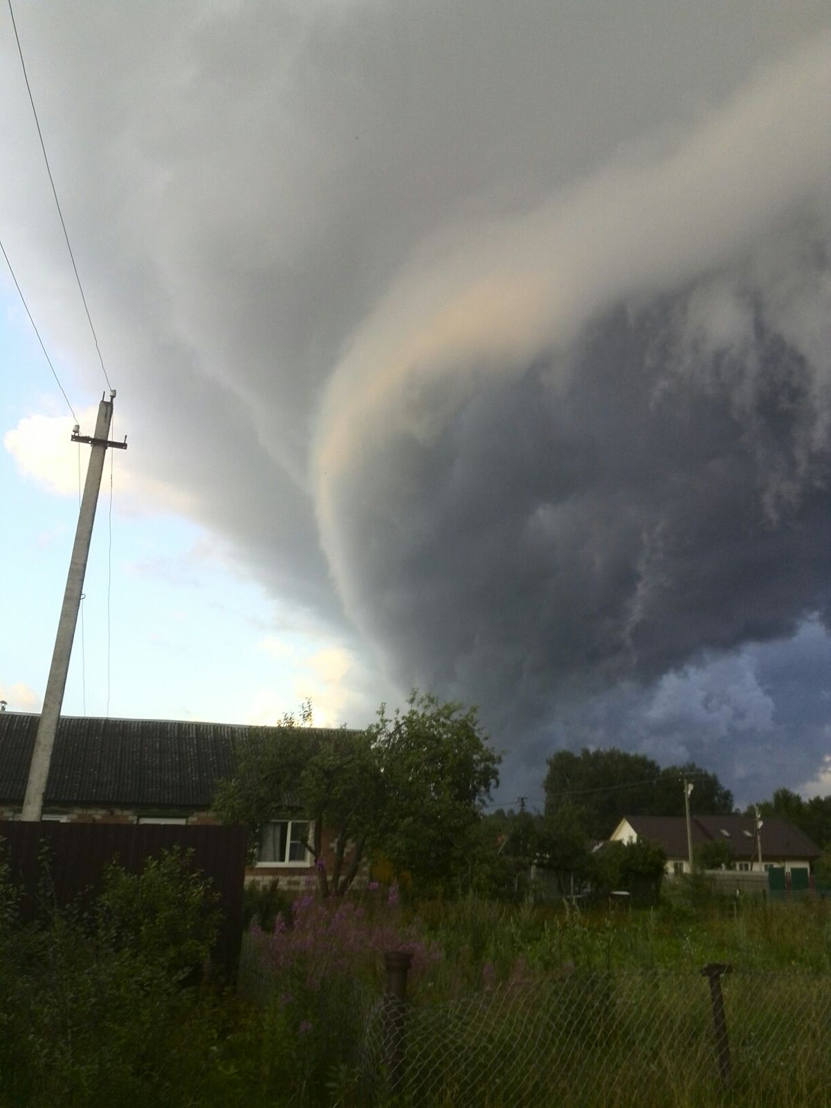 Тьма накрыла город: над Рыбинском появилось облако, похожее на торнадо