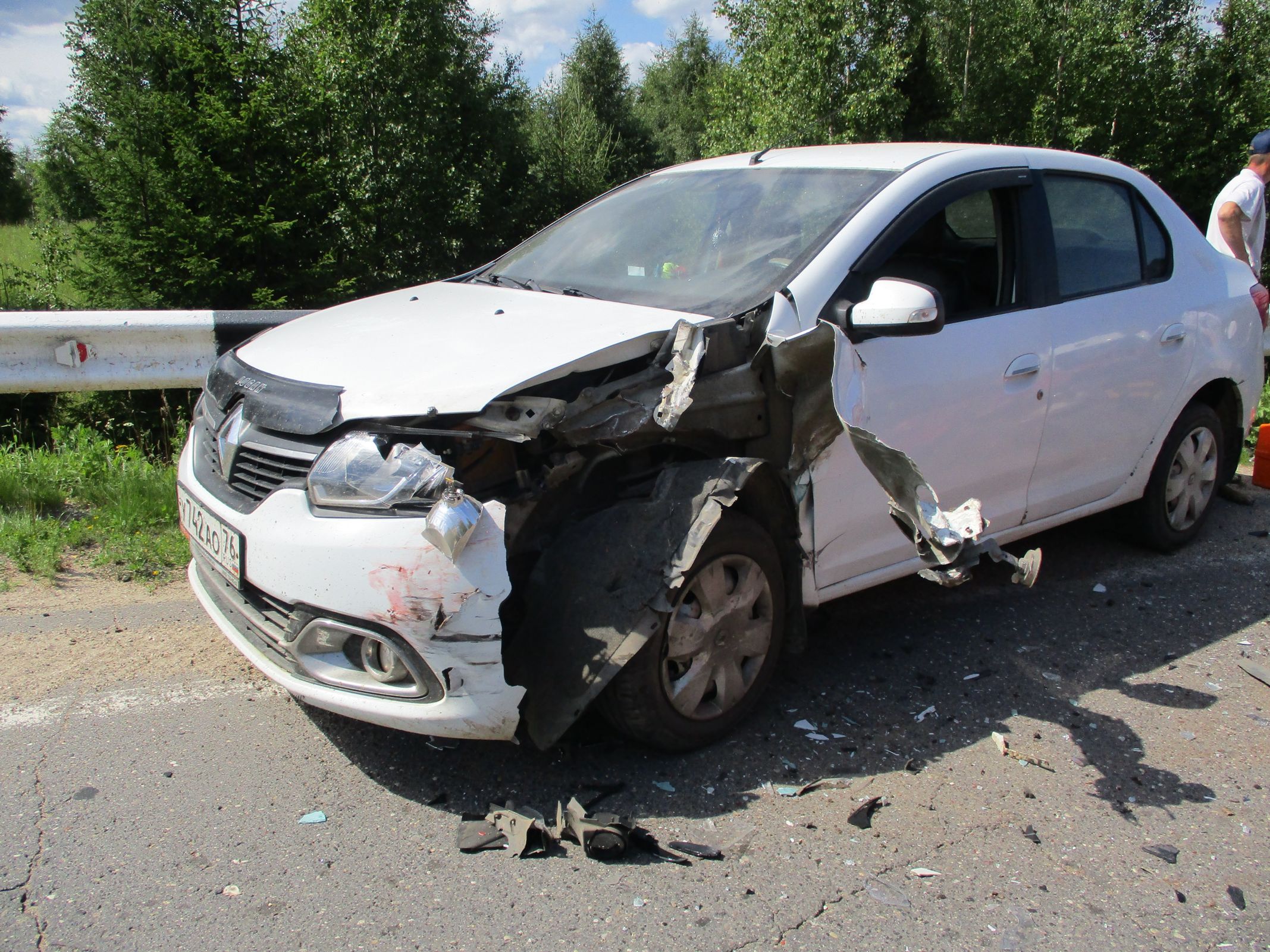 В Ярославской области ВАЗ смяло после столкновения с иномаркой: пострадал водитель