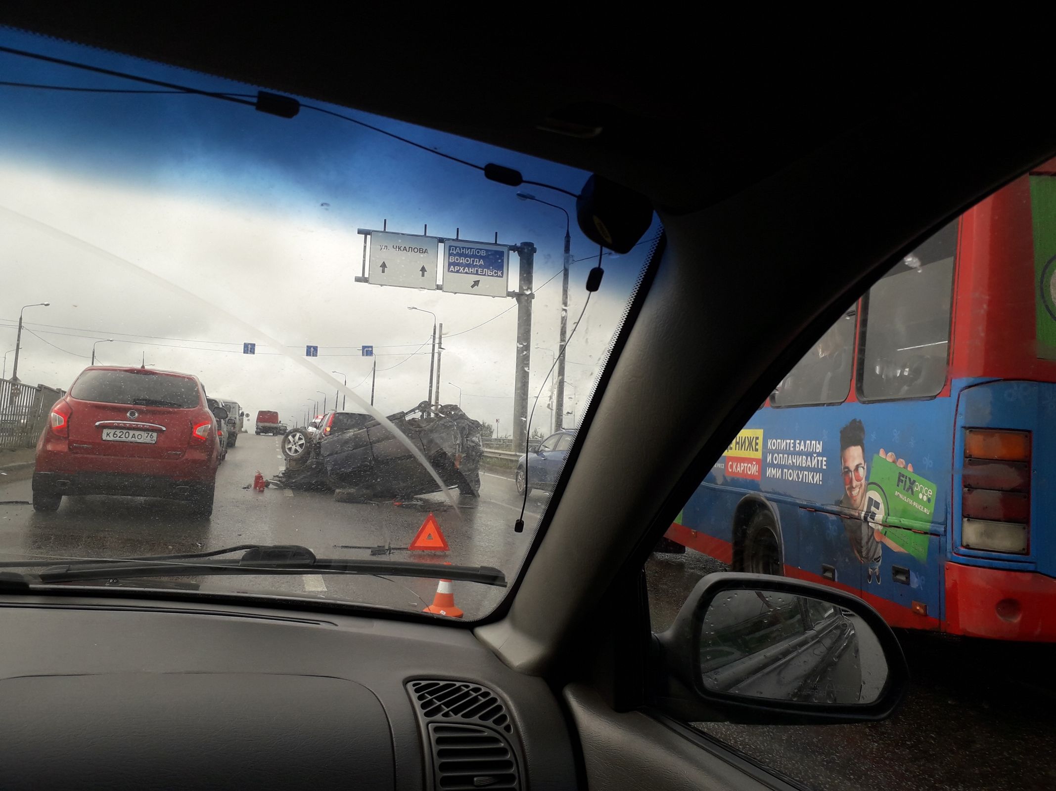 В Ярославле на Промышленном шоссе иномарка перевернулась на крышу