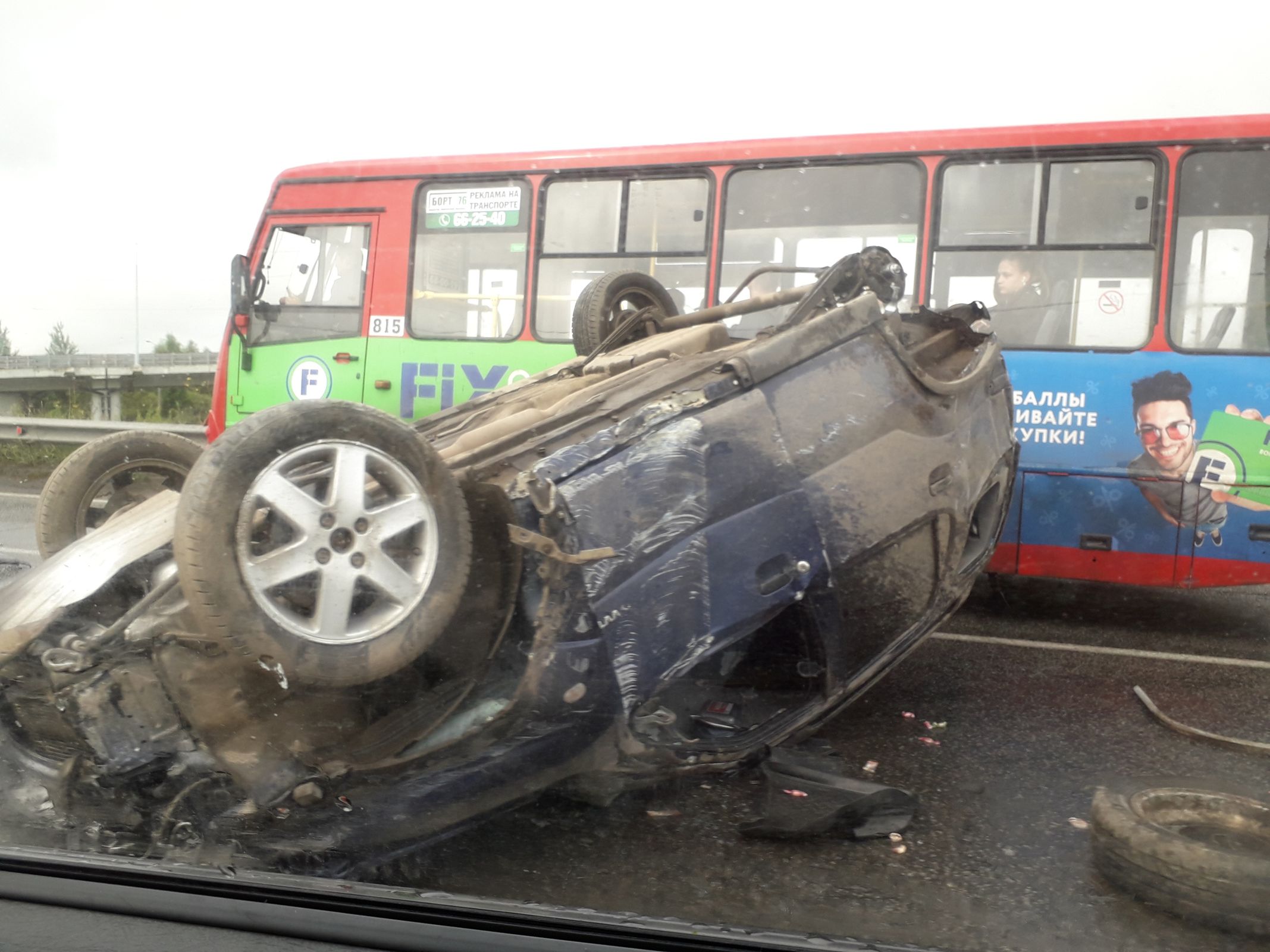 В Ярославле на Промышленном шоссе иномарка перевернулась на крышу