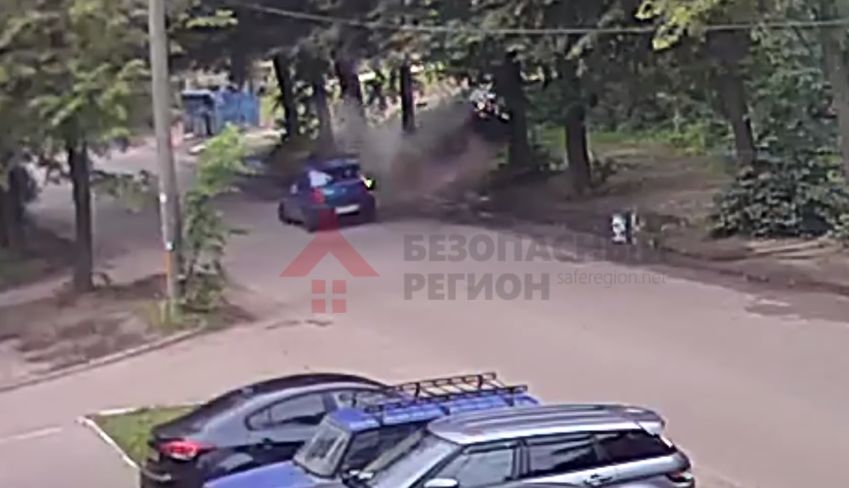 В Ярославле иномарка влетела в дерево и перевернулась: водитель в реанимации – видео