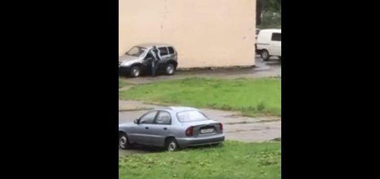 В Ярославле засняли на видео брагинского вандала, громившего чужие автомобили