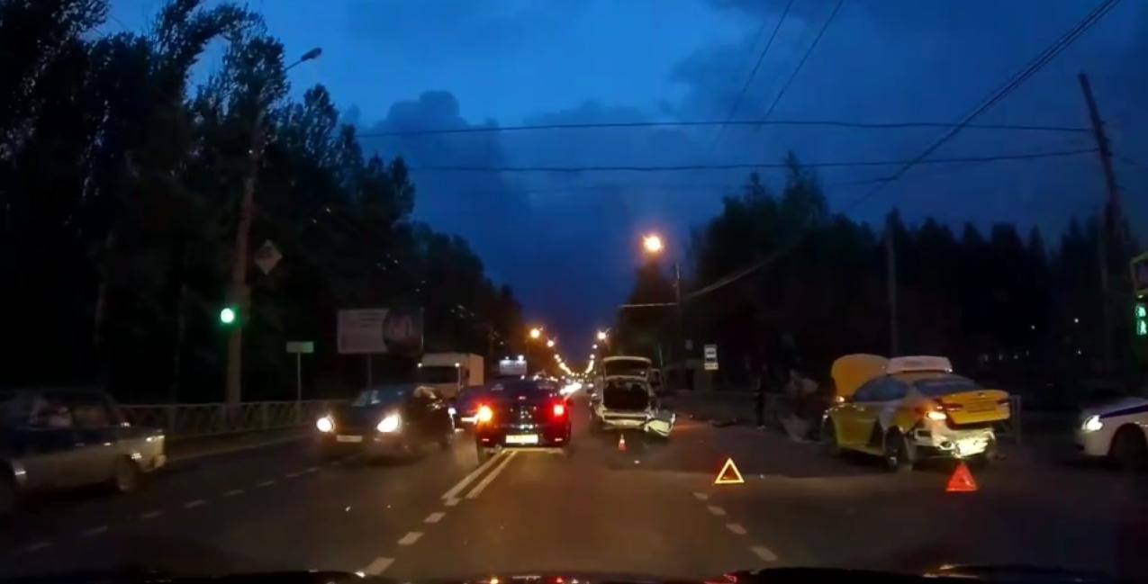 Тест-драйв был омрачен аварией: тройное ДТП с участием такси произошло в Ярославле