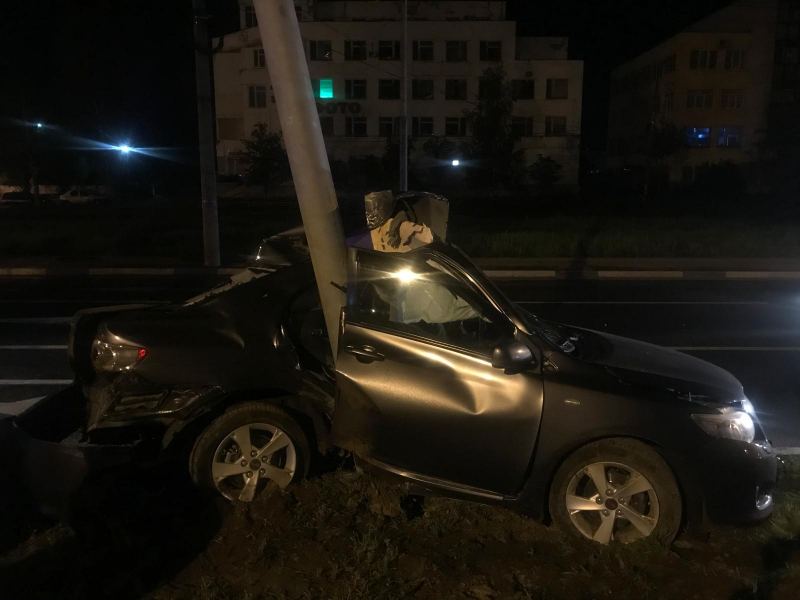 На проспекте Авиаторов в Ярославле «Тойоту» намотало на столб: пострадал водитель