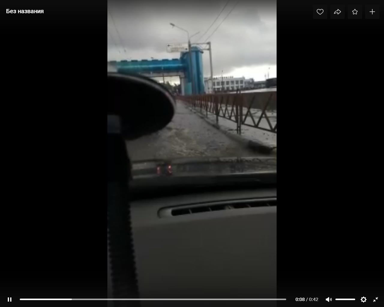 Московский проспект в Ярославле затопило в День знаний: видео