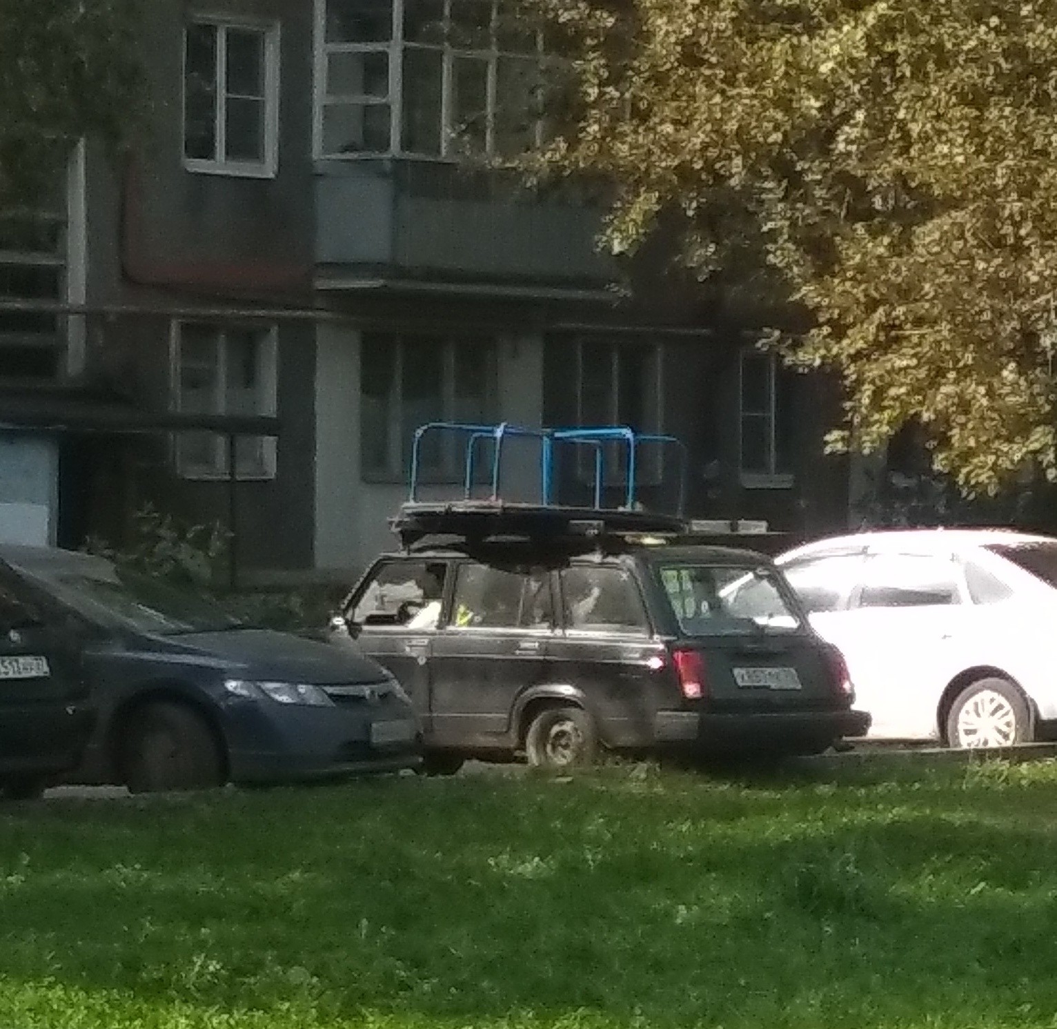 Ярославцы начали растаскивать детские городки: карусель увезли на багажнике легковушки