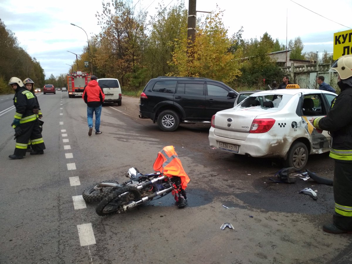 В Ярославле подросток на мотоцикле влетел в такси