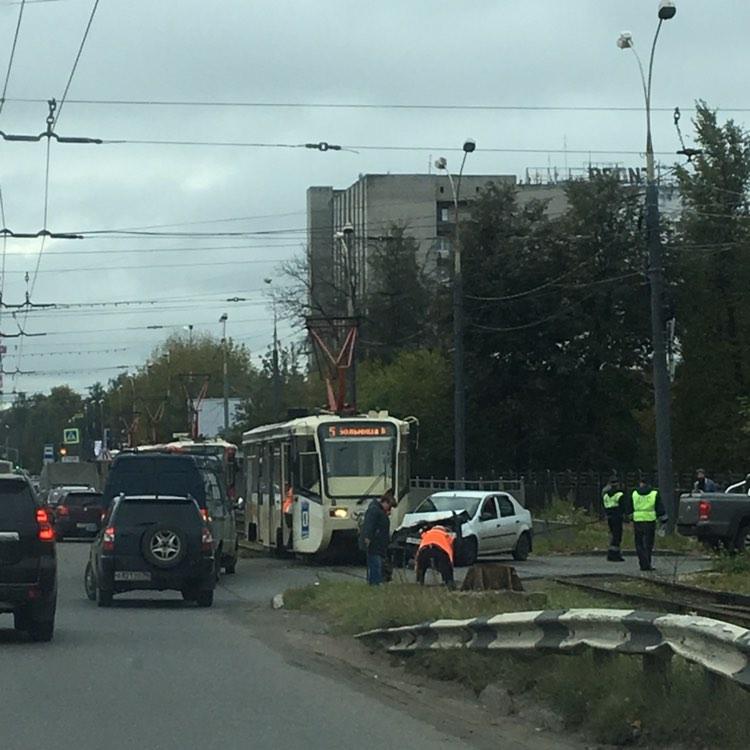 У онкологической больницы в Ярославле иномарка влетела в трамвай