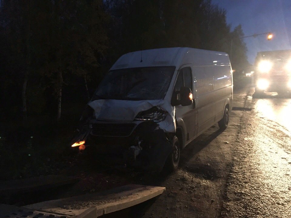 В Ярославле фургон въехал в иномарку: пострадал человек