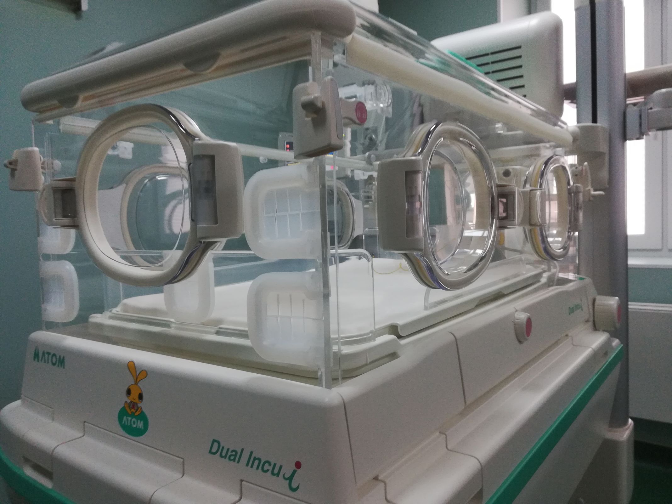 Областной перинатальный центр получил современный инкубатор-трансформер для новорожденных