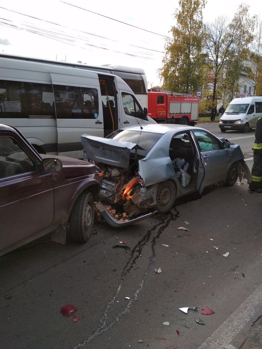 В тройном ДТП на улице Калинина в Ярославле пострадали люди