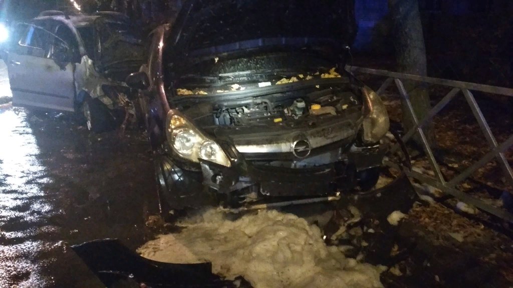 Ночью на дороге в Ярославле полыхало пламя из-за ДТП с участием четырех иномарок