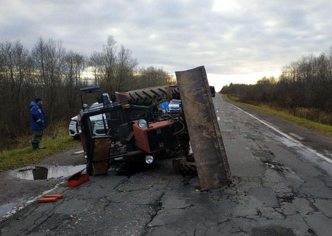 Из-за столкновения с «Ауди» в Ярославской области перевернулся трактор: пострадали два человека