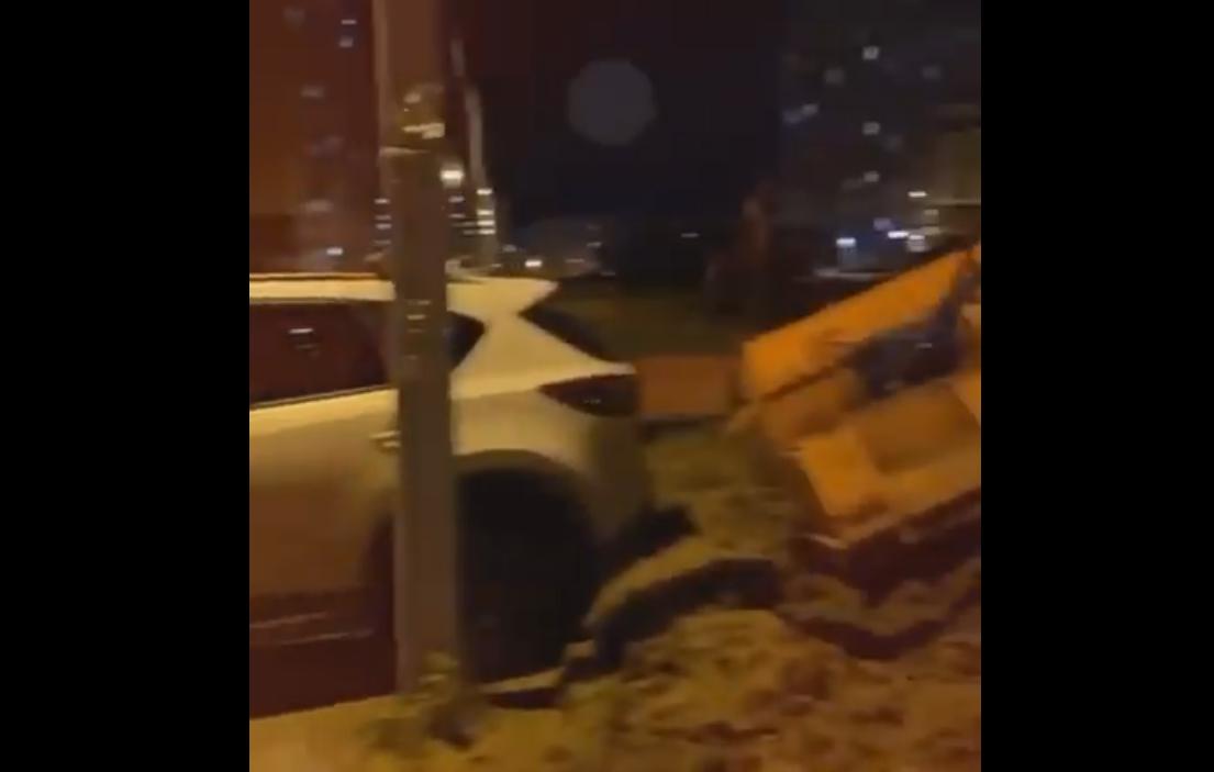 В Ярославле экскаватор ушел под землю: видео