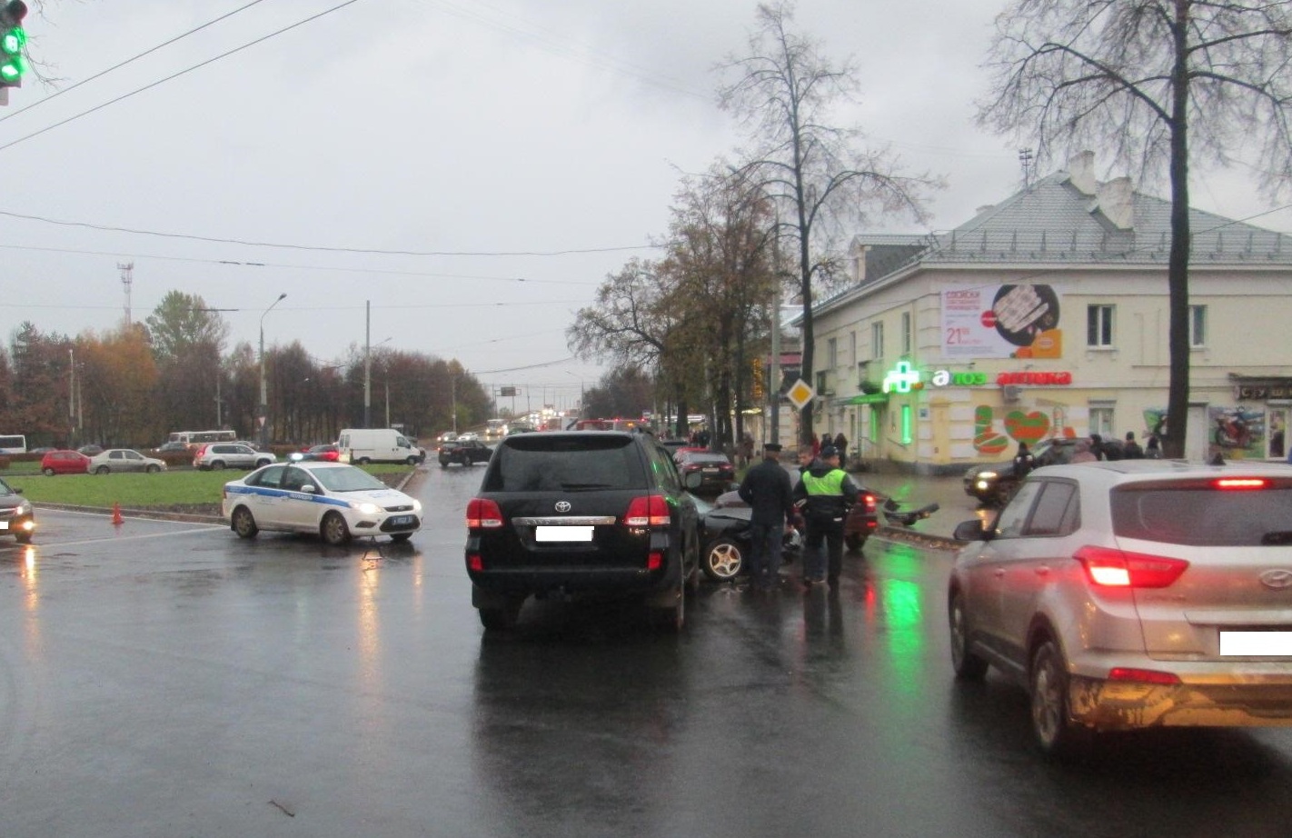 На Октябрьской площади в Ярославле «Лэнд Крузер» влетел в легковушку: пострадал человек