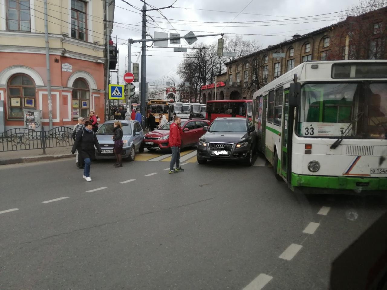 В центре Ярославля транспорт встал намертво из-за ДТП с автобусом на Богоявленке