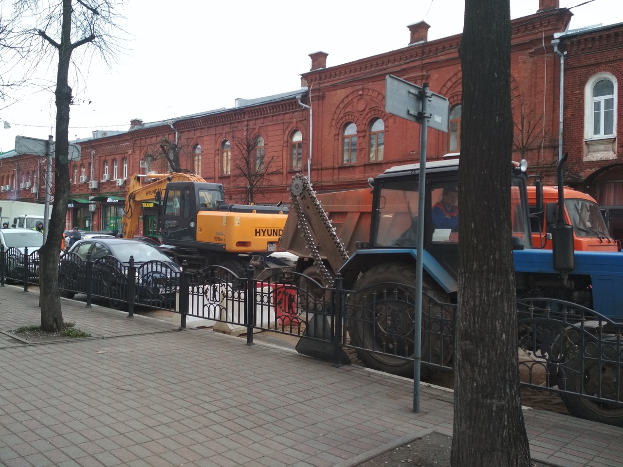 В центре Ярославля затопило улицу Депутатскую: как ликвидируют последствия ЧП