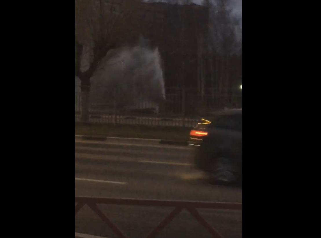 В Ярославле у строящегося здания УМВД из-под земли начал бить «термальный источник»: видео