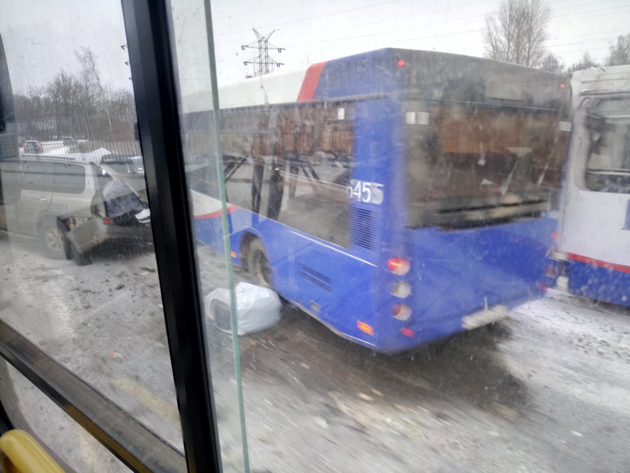 В Ярославле в аварии с автобусами и иномарками пострадали четыре человека: видео с места ДТП