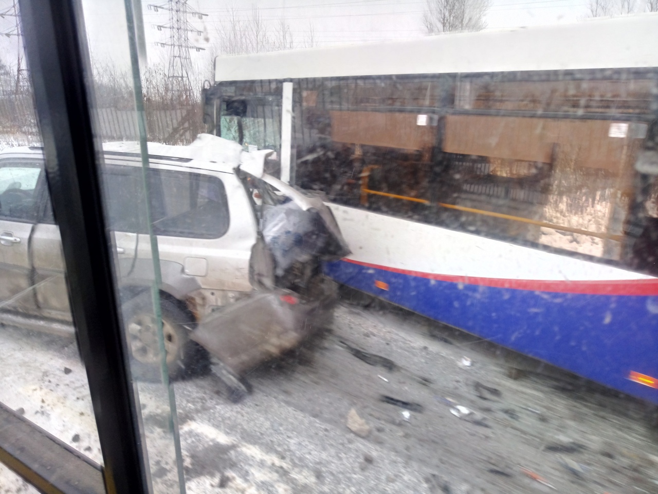 В Ярославле в аварии с автобусами и иномарками пострадали четыре человека: видео с места ДТП