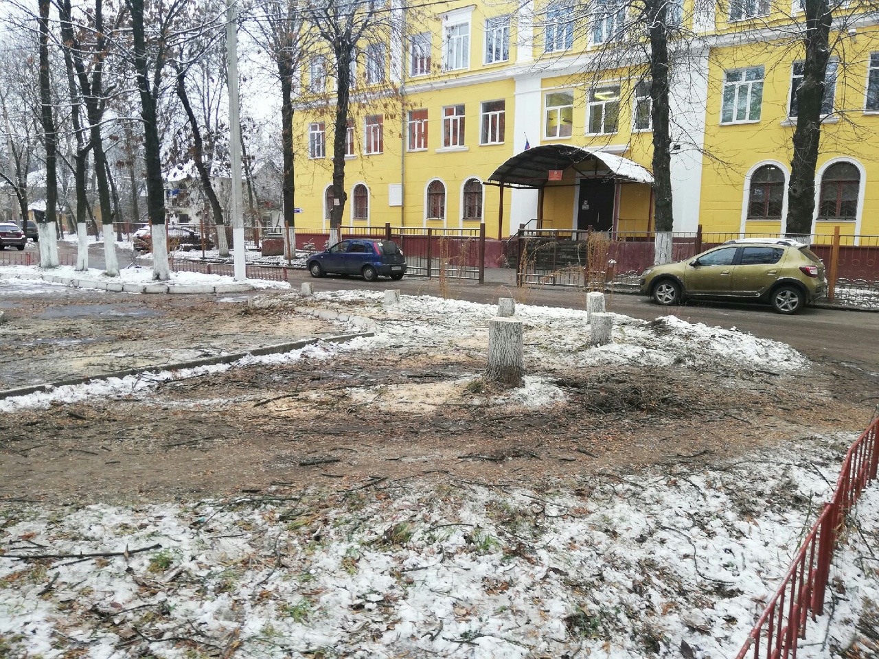 В Ярославле после сообщений в соцсетях остановили строительство трансформаторной будки у школы Ткаченко