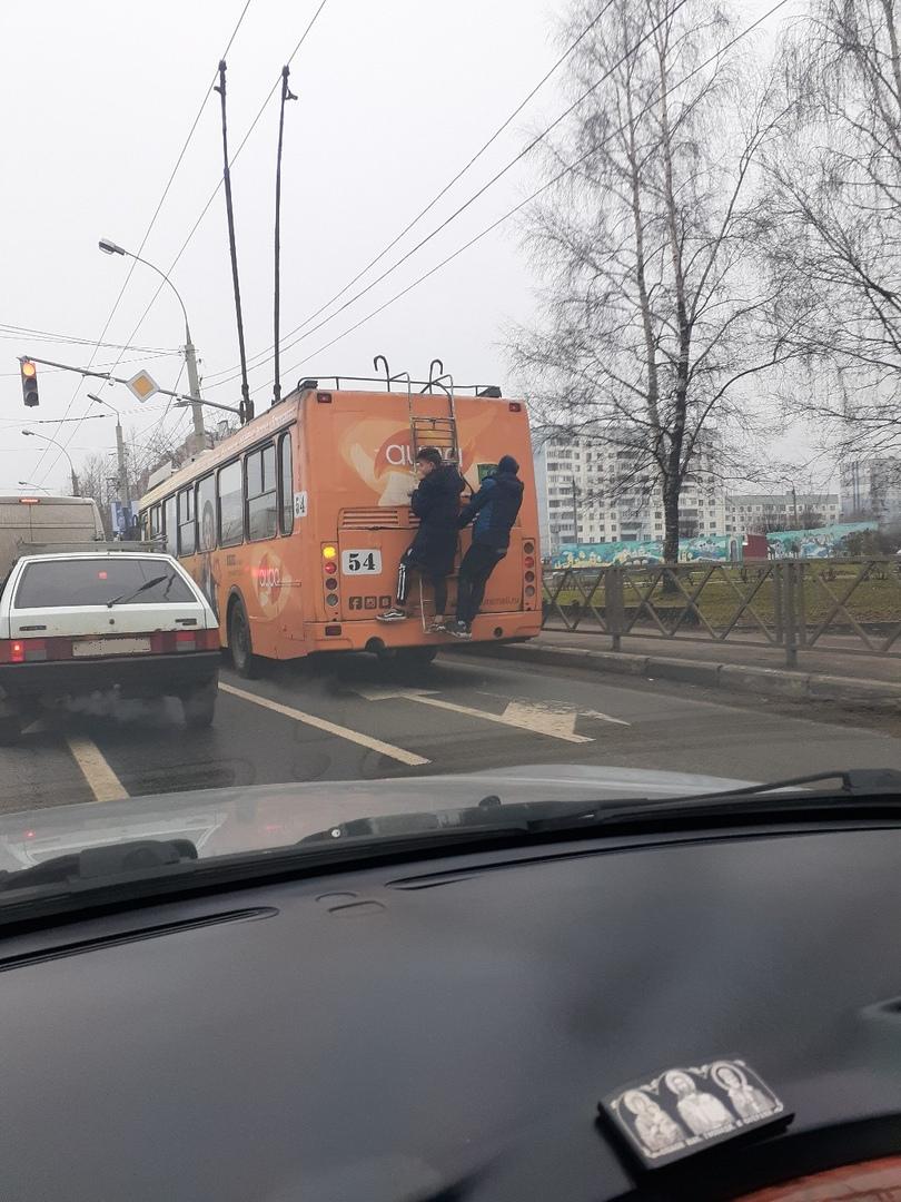 В Ярославле двое зацеперов прокатились на троллейбусе по оживленному проспекту