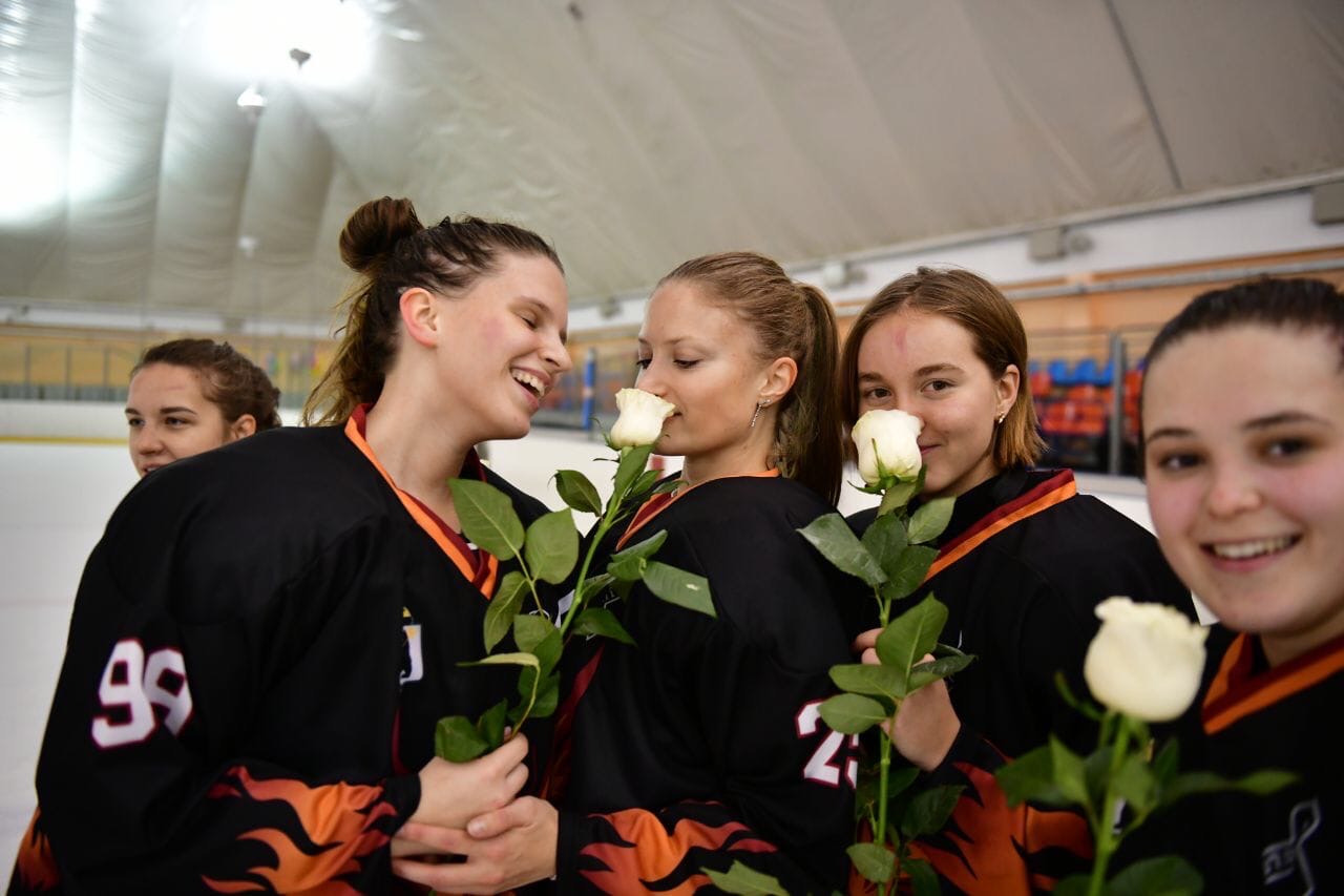 Мэр Ярославля подарил белые розы девушкам-хоккеисткам: фото