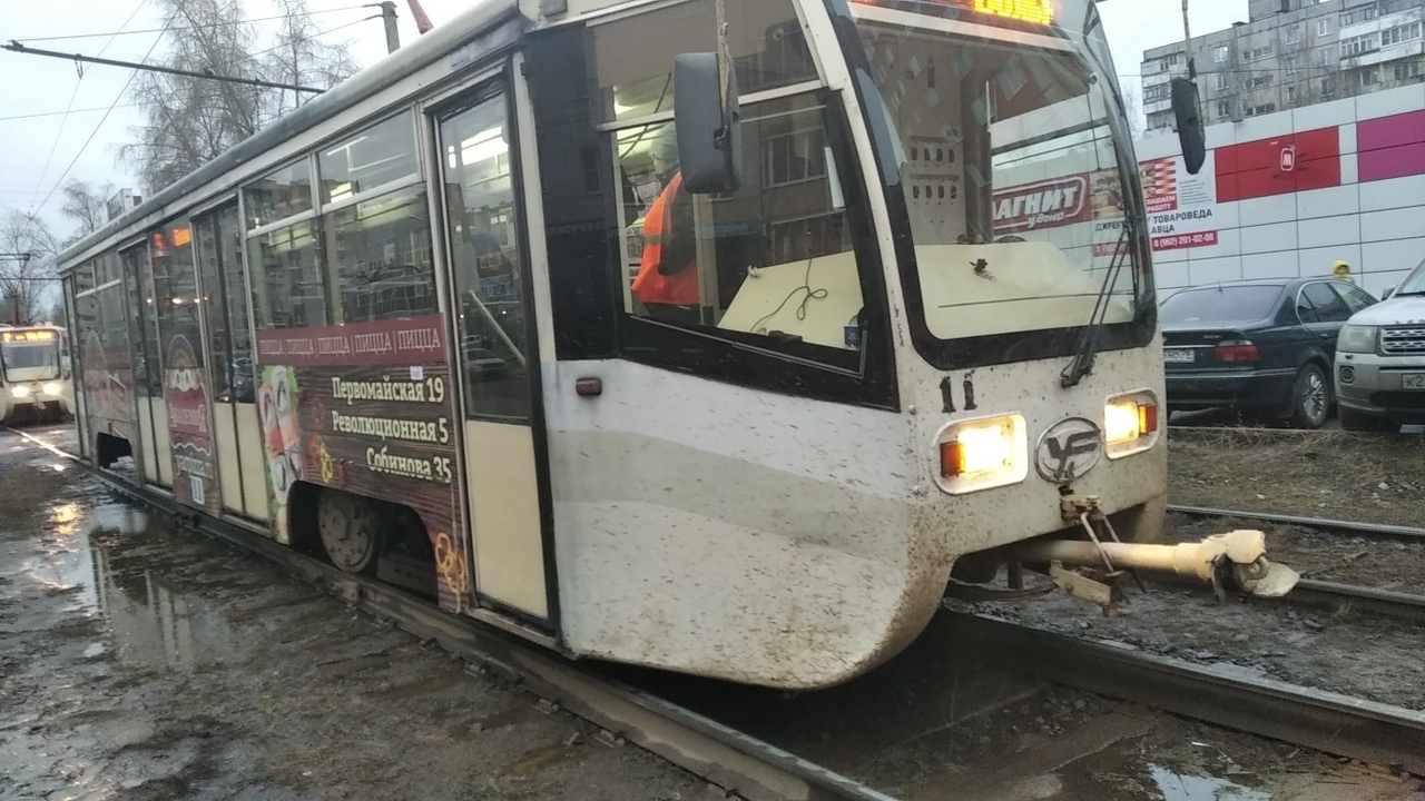 В Ярославле трамвай сошел с рельсов: движение приостановлено