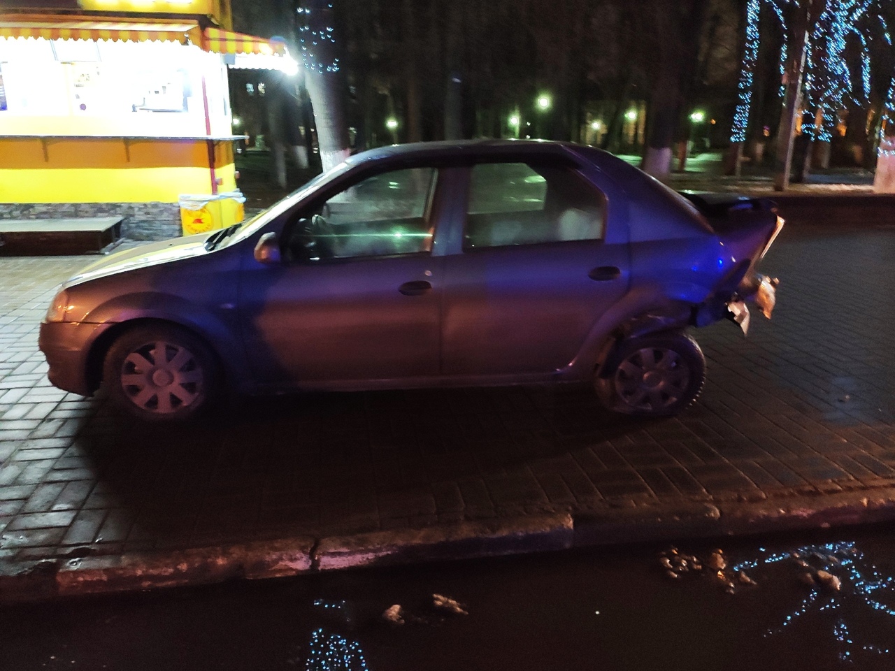 Протаранил и скрылся: в Ярославле ищут водителя, сильно повредившего чужой автомобиль