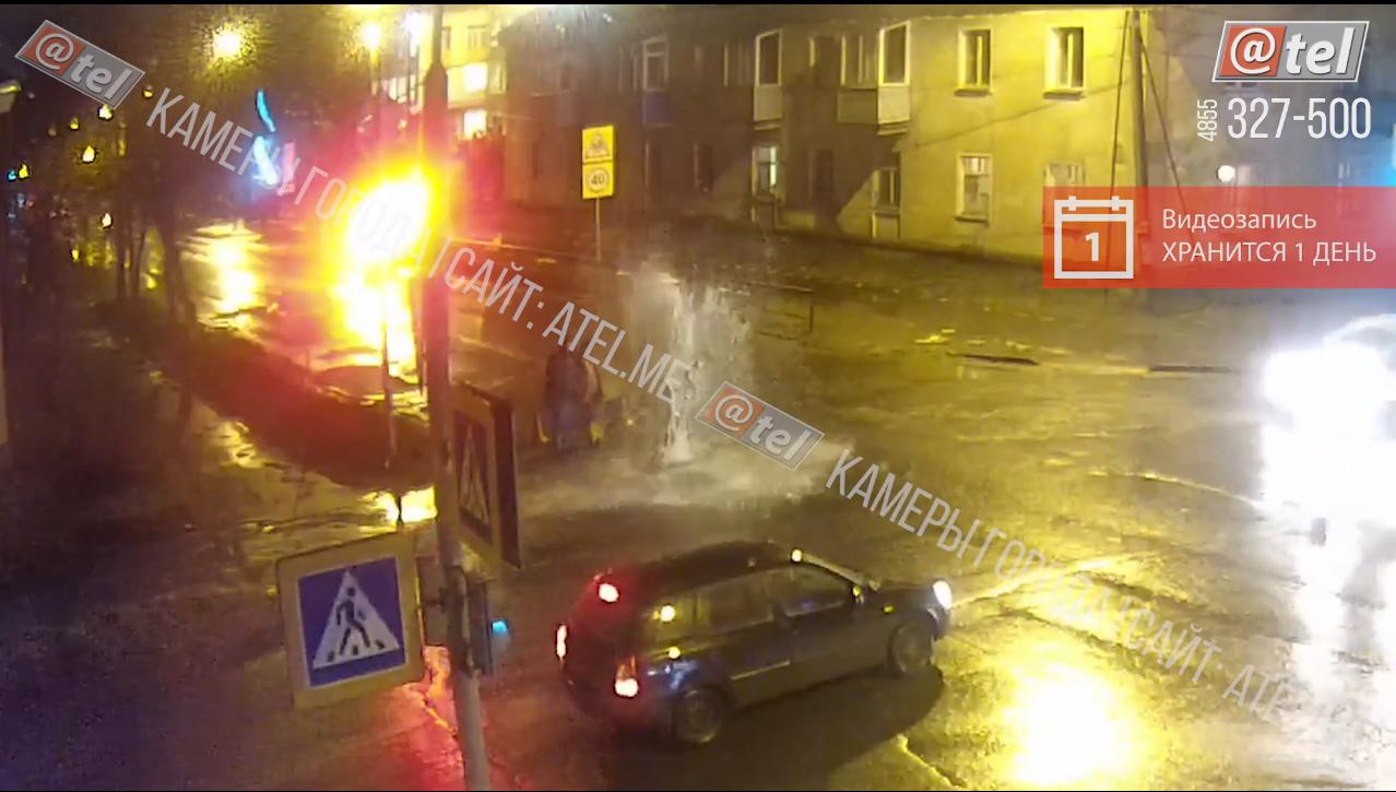 «Гейзер» забил прямо на проезжей части в Рыбинске: видео