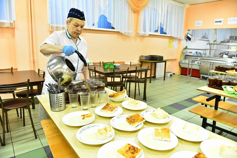 Власти Ярославля хотят, чтобы 95% учащихся ели в школьных столовых