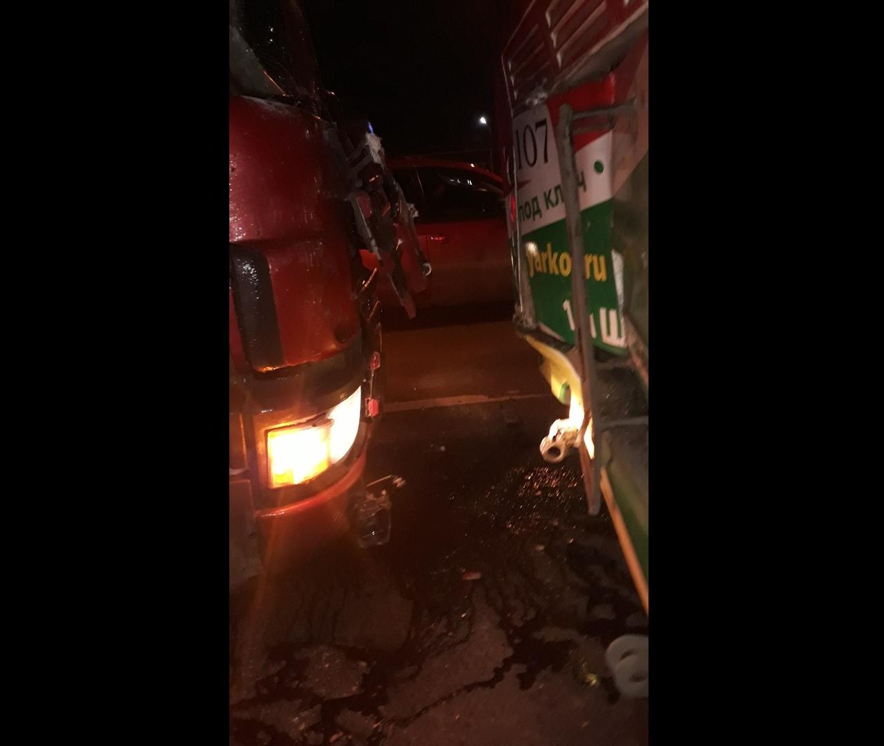 В Ярославле утром фура въехала в троллейбус: ДТП стало причиной пробки на Московском
