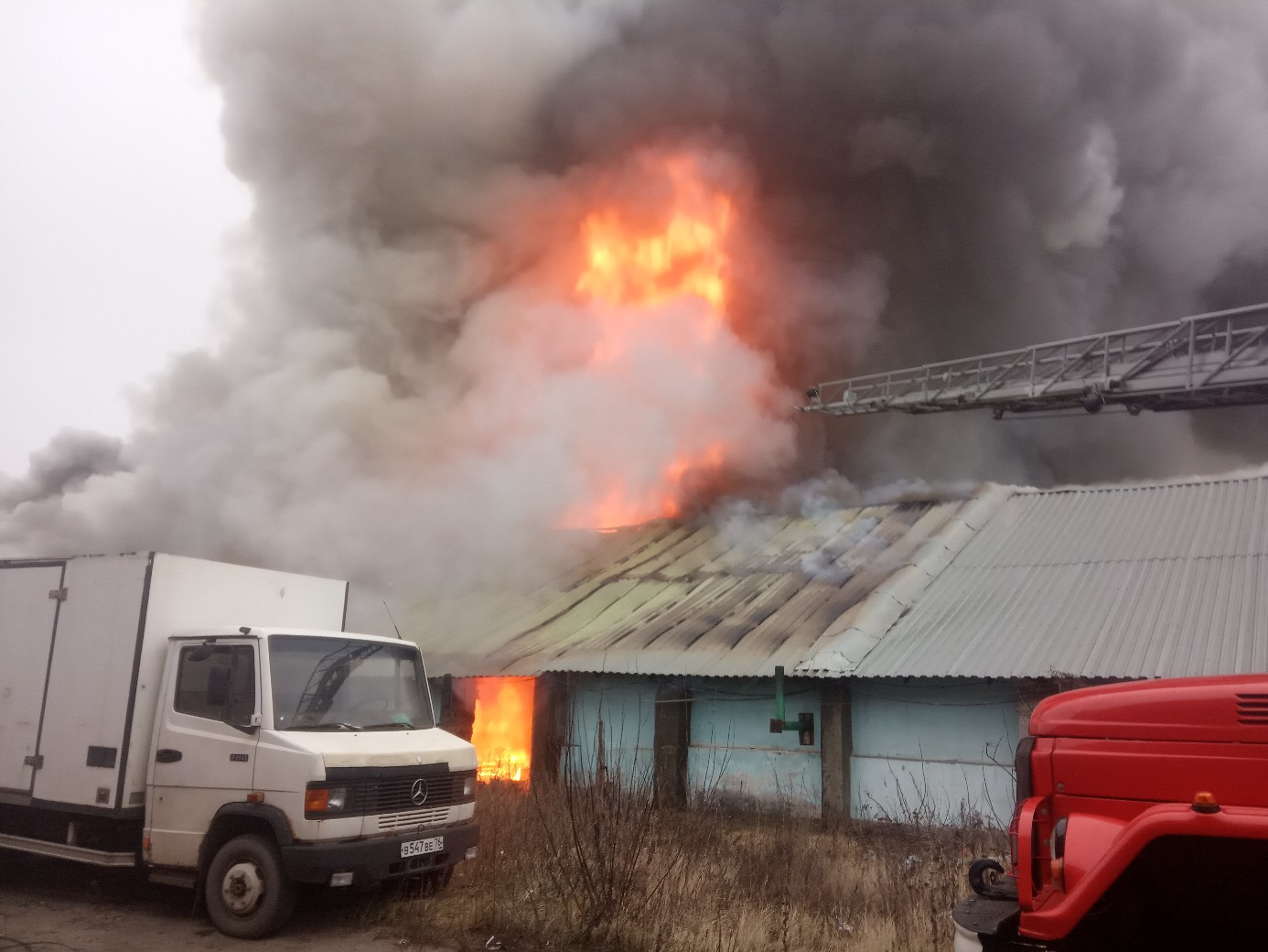 13 пожарных машин тушат крупный пожар на складах в Ярославле: видео