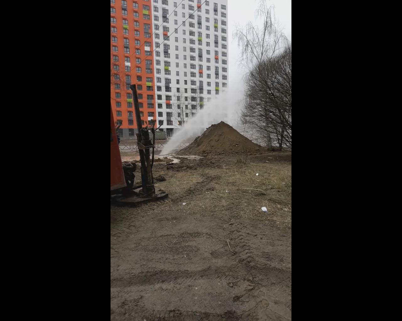 «С одной стороны горит, с другой поливает»: во Фрунзенском районе Ярославля из трубы на улице забила горячая вода