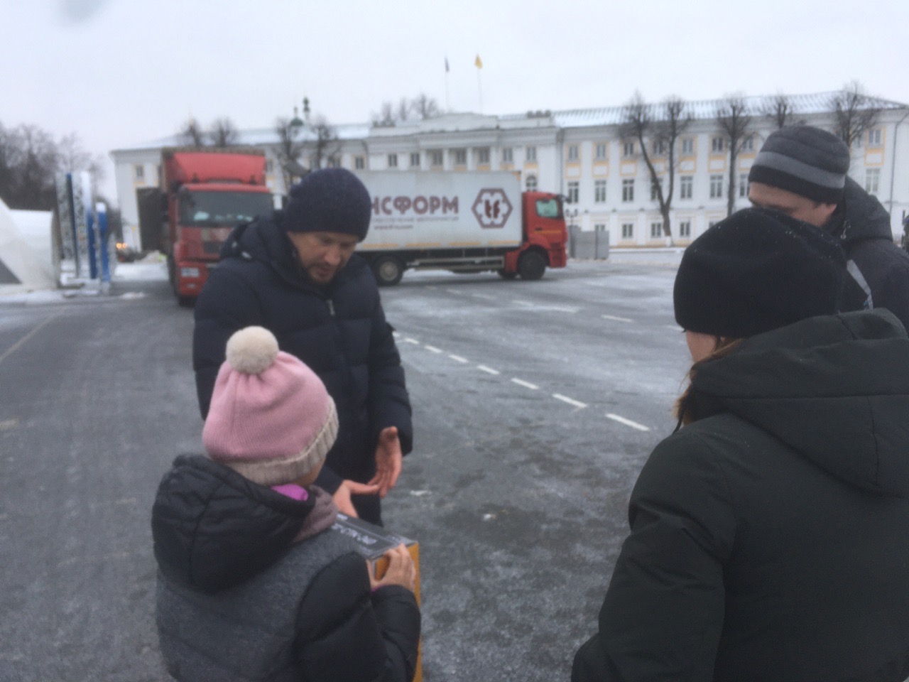 Ярославские депутаты перед Новым годом осчастливили детишек