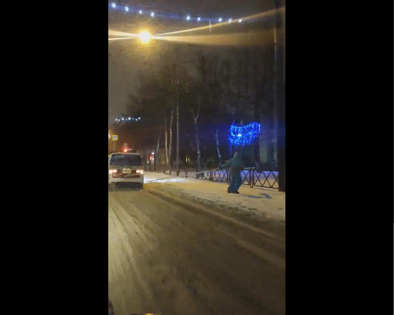 Мужчина на сноуборде прокатился по проезжей части в центре Ярославля: видео