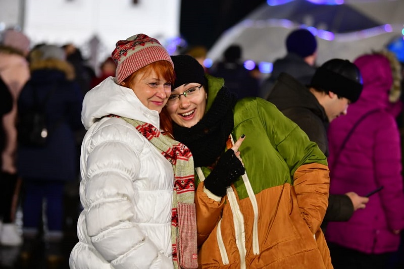 Тысячи людей встретили Новый год на Советской площади Ярославля: фоторепортаж