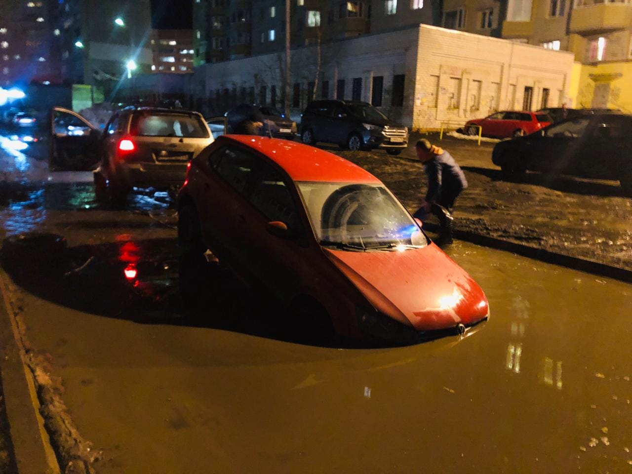 Море по колено, а лужа по уши: в Ярославле коварная яма продолжает калечить автомобили