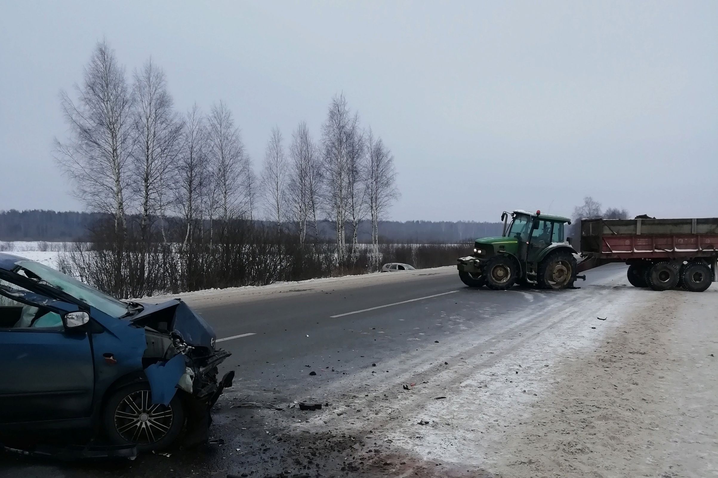В Рыбинском районе произошло тройное ДТП: трактор столкнулся с двумя легковушками