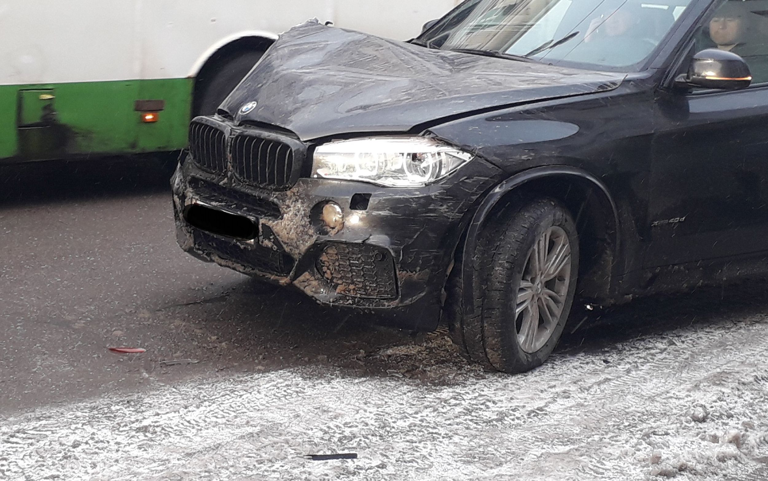 В центре Ярославля столкнулись маршрутка и BMW: кадры
