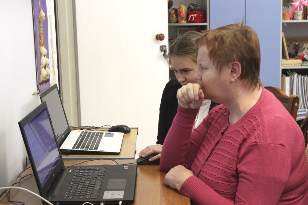 Воспитанники ярославского детского дома учат пожилых людей пользоваться компьютером