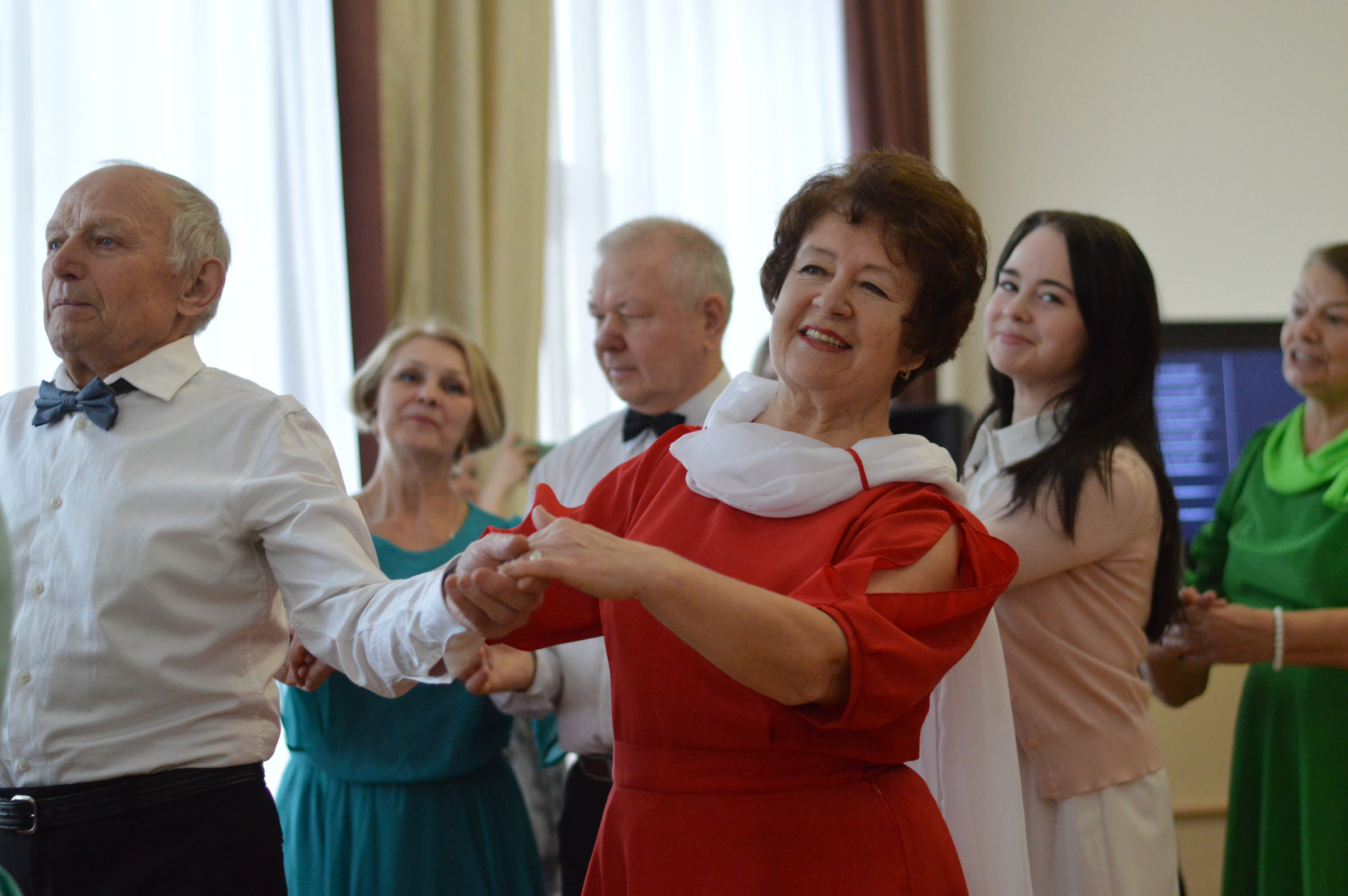 Бальные танцы объединили «серебряное» поколение и молодежь Ярославской области
