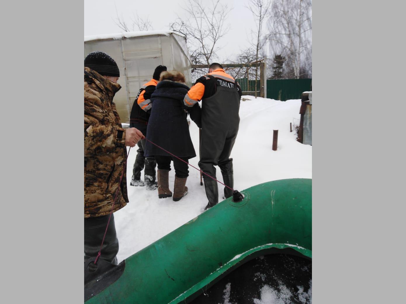 В Ярославской области спасатели помогли пенсионерке покинуть затопленный поселок