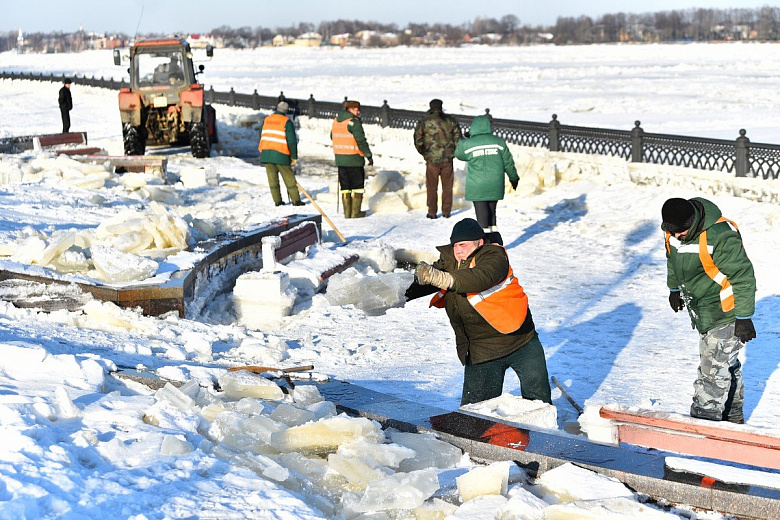 Волжскую набережную в Ярославле очищают от ледяных оков